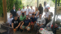 بالصور: وفد شبابي من عدة دول أوروبية في زيارة تضامنية مع قرية دهمش 